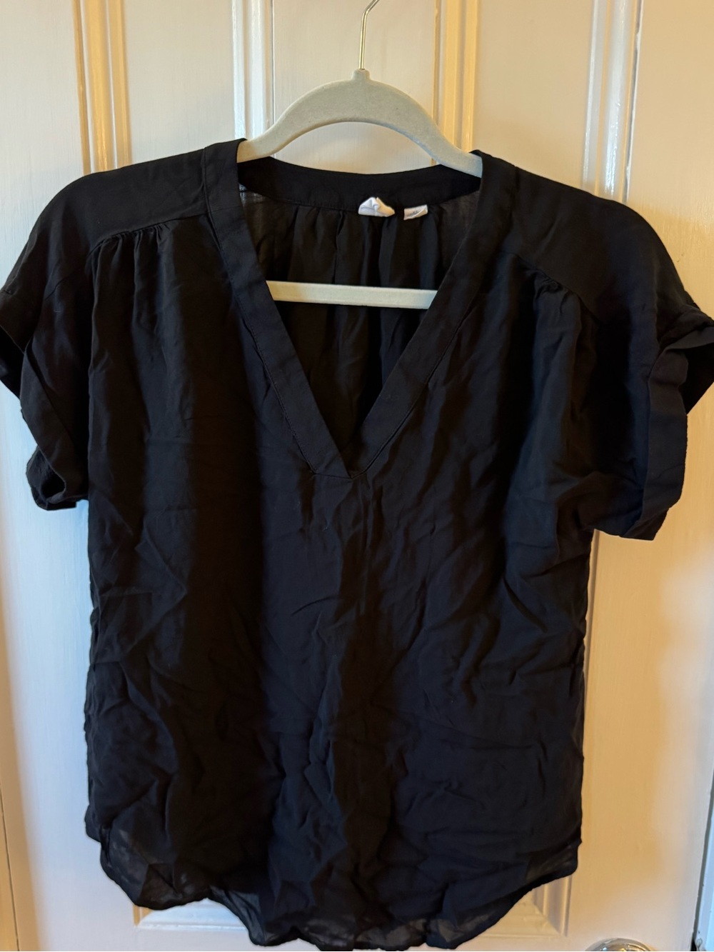 Gap v neck shirt